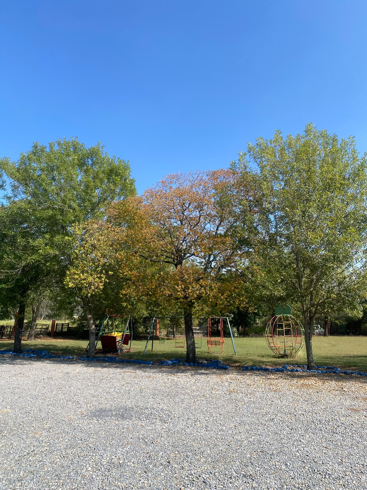 Jardín con juegos infantiles